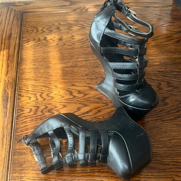 All Black - Women's Strappy Square Wedge